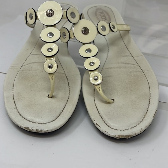 Tod’s Sz 38 Cream Leather and Patent Leather T Strap Slip On Sandals - Picture 6 of 9